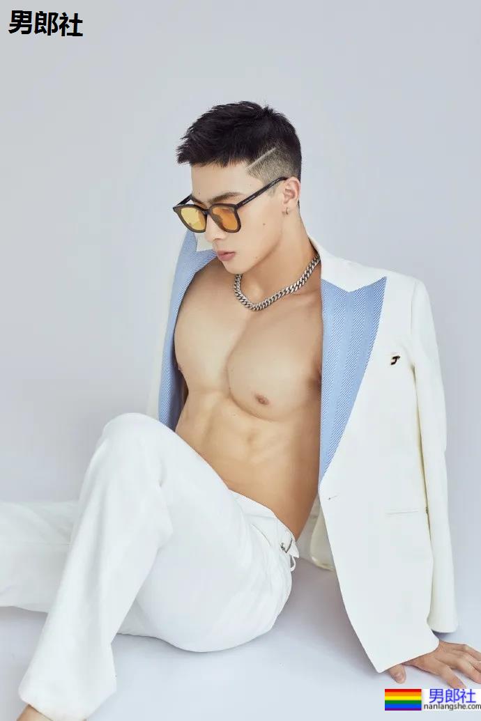 火遍全网的肌肉伴郎最新写真曝光，寸头腱子肉身材还是那个味儿 - 51虹马