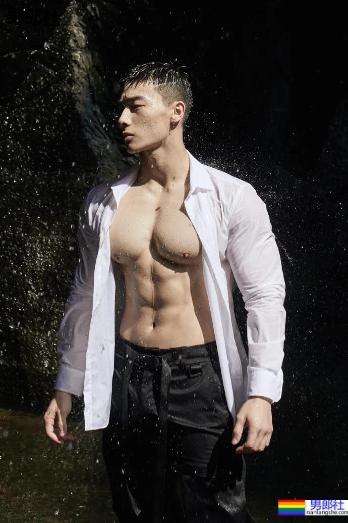 火遍全网的肌肉伴郎最新写真曝光，寸头腱子肉身材还是那个味儿 - 51虹马