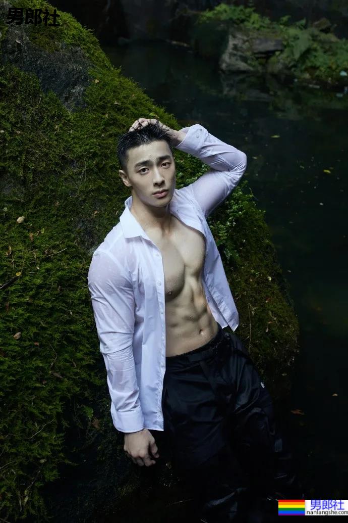 火遍全网的肌肉伴郎最新写真曝光，寸头腱子肉身材还是那个味儿 - 51虹马