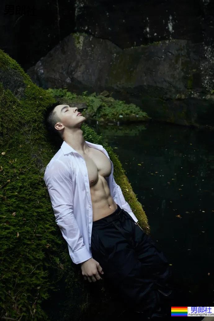 火遍全网的肌肉伴郎最新写真曝光，寸头腱子肉身材还是那个味儿 - 51虹马