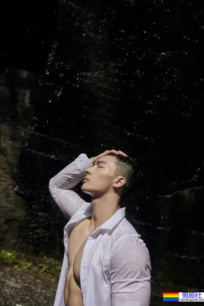 火遍全网的肌肉伴郎最新写真曝光，寸头腱子肉身材还是那个味儿 - 51虹马