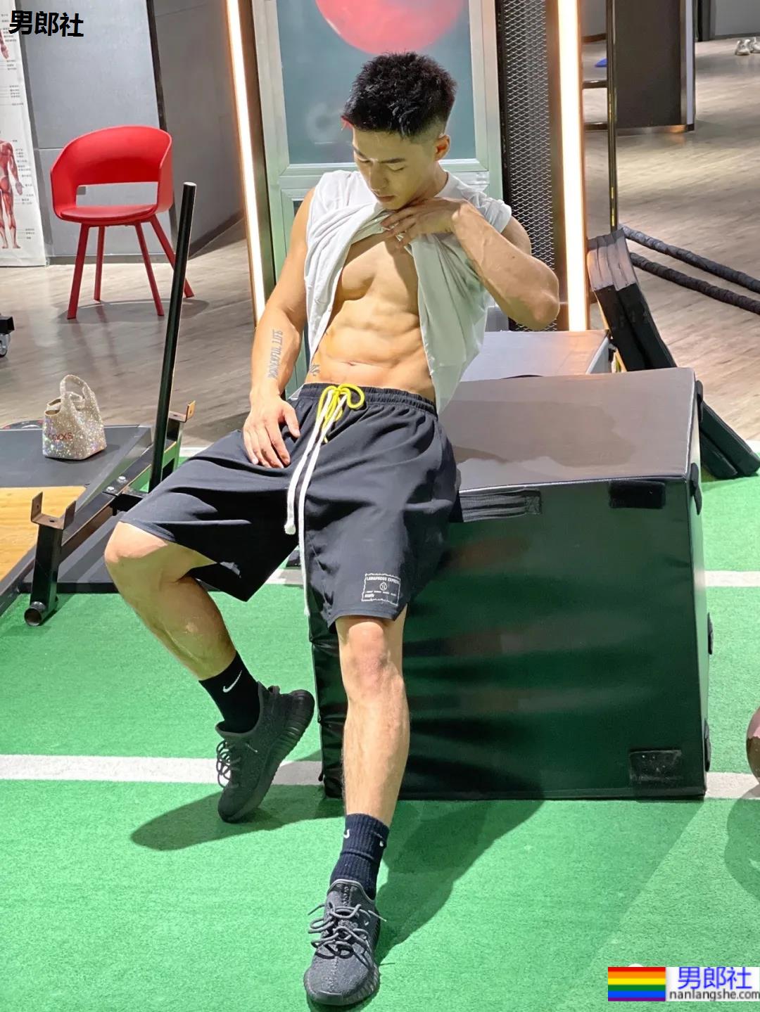 短发高鼻梁帅气小狼狗,这身腱子肉我又可了! - 51虹马 短发高鼻梁帅气小狼狗,这身腱子肉我又可了! - 51虹马