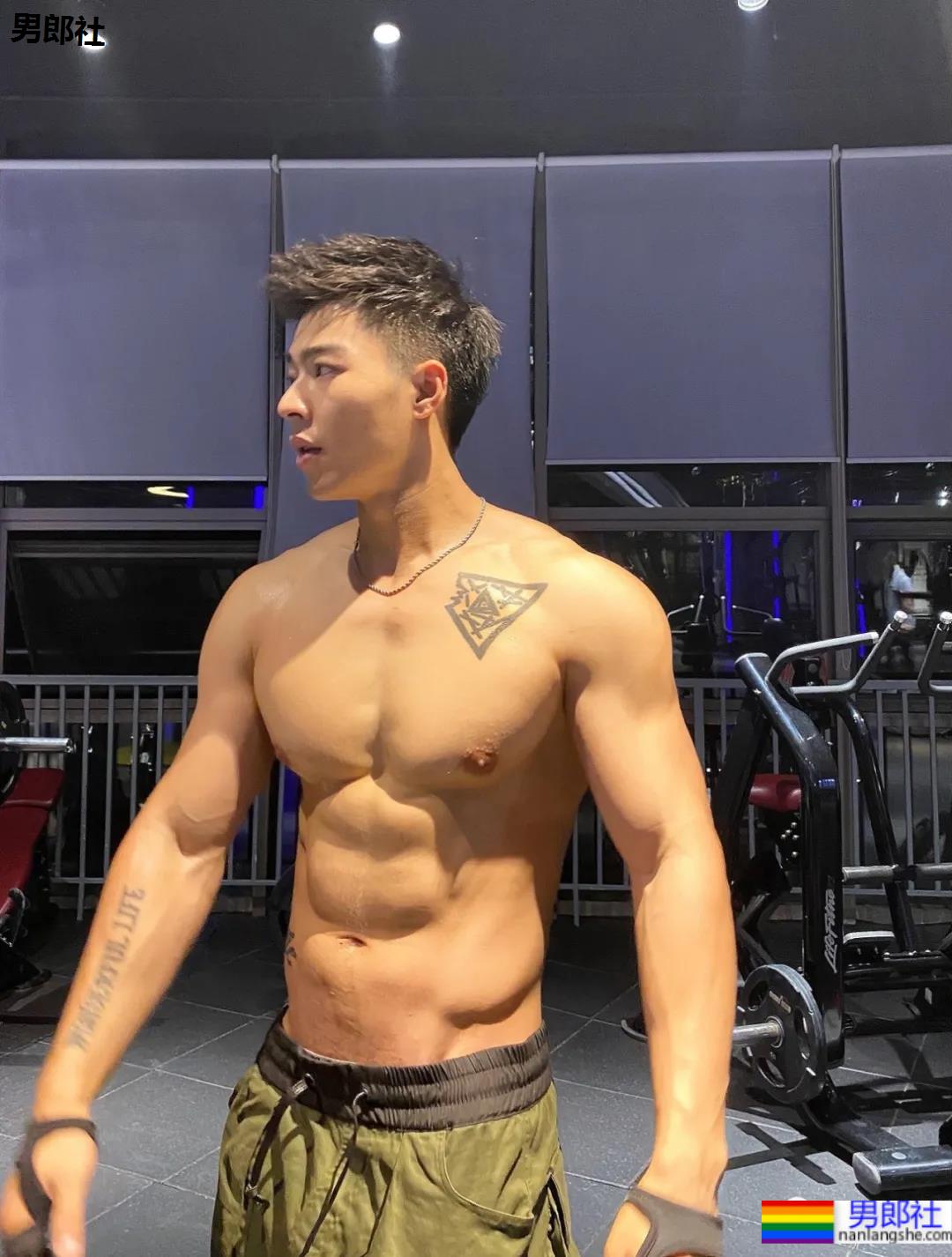 短发高鼻梁帅气小狼狗,这身腱子肉我又可了! - 51虹马 短发高鼻梁帅气小狼狗,这身腱子肉我又可了! - 51虹马