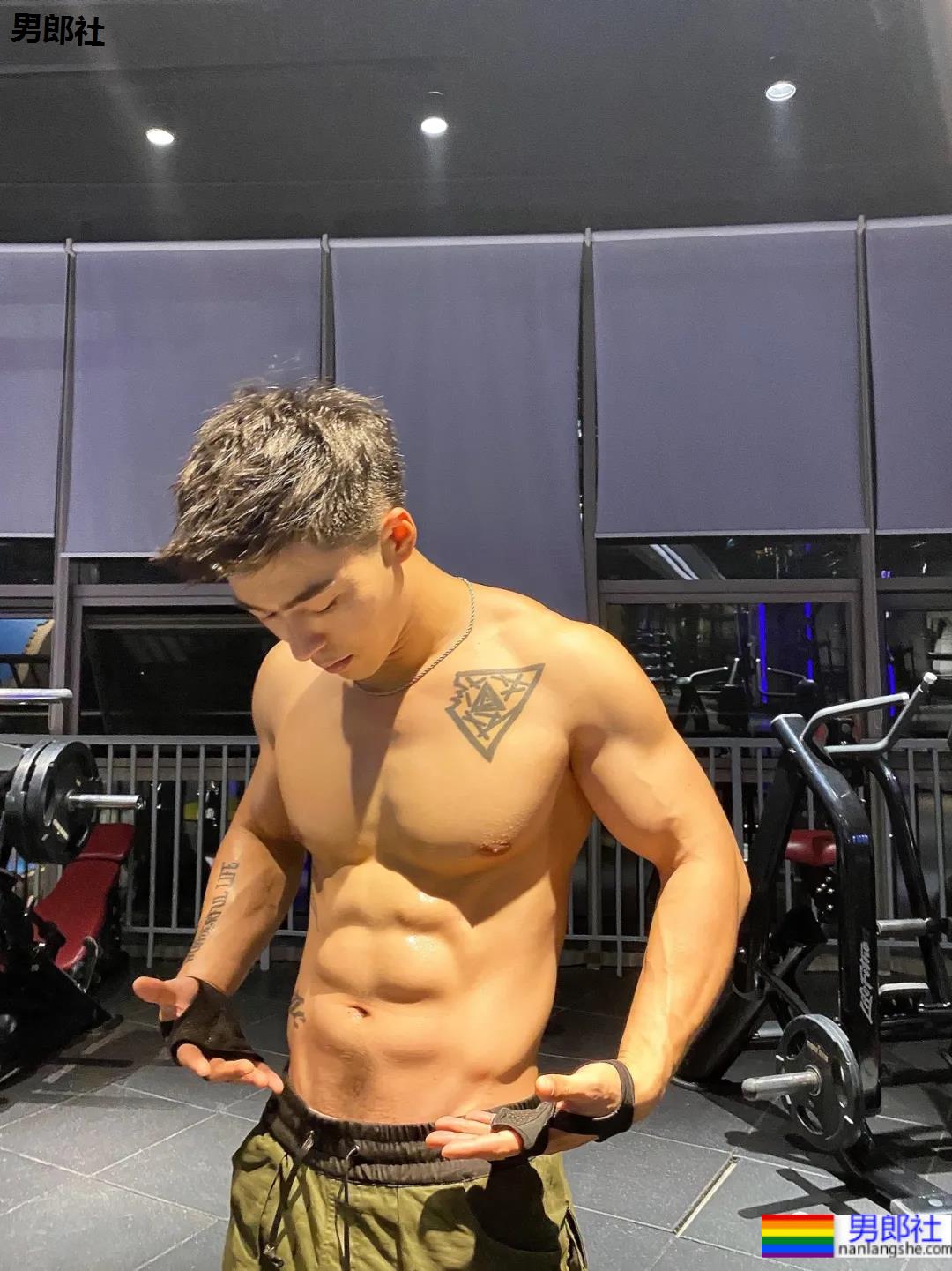 短发高鼻梁帅气小狼狗,这身腱子肉我又可了! - 51虹马 短发高鼻梁帅气小狼狗,这身腱子肉我又可了! - 51虹马