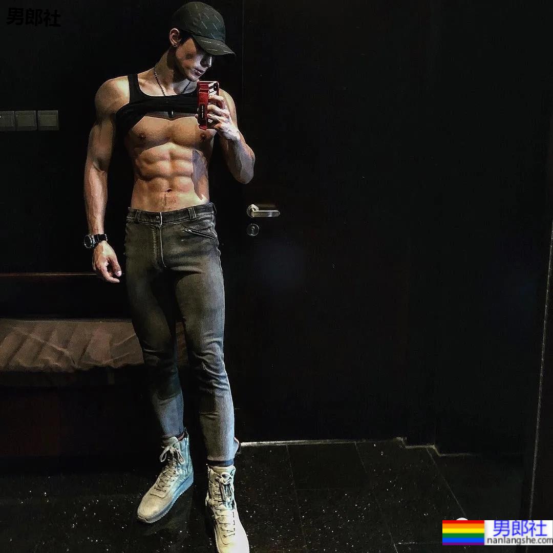 肌肉渣男戚成钢火了!189CM某音长腿男神早期视频被扒,这身子绝了…… - 51虹马 肌肉渣男戚成钢火了!189CM某音长腿男神早期视频被扒,这身子绝了…… - 51虹马