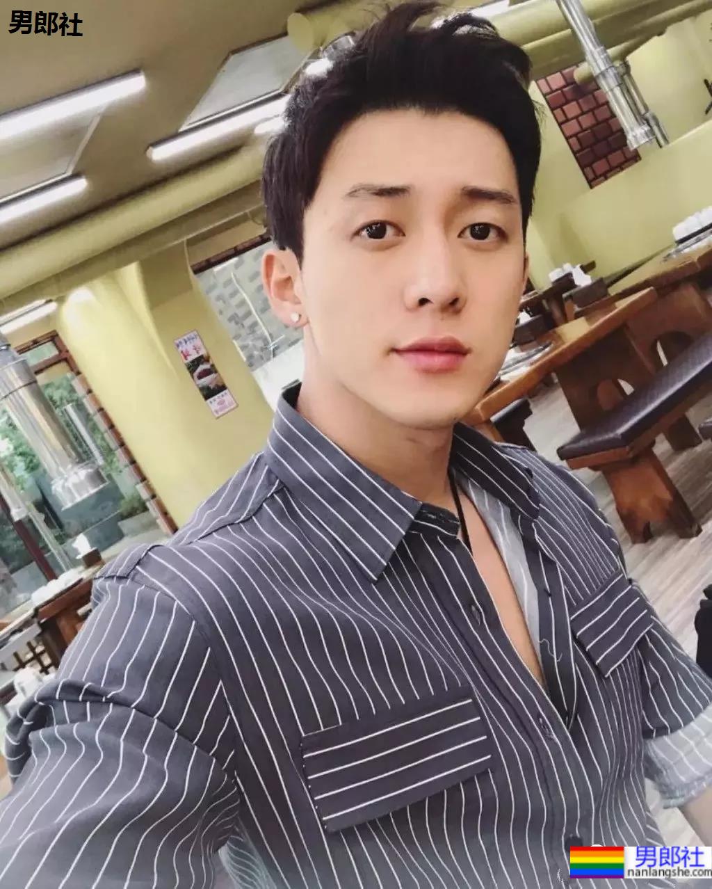 肌肉渣男戚成钢火了!189CM某音长腿男神早期视频被扒,这身子绝了…… - 51虹马 肌肉渣男戚成钢火了!189CM某音长腿男神早期视频被扒,这身子绝了…… - 51虹马