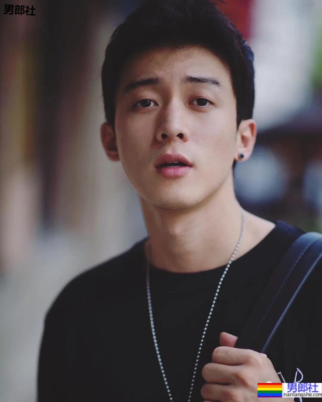 肌肉渣男戚成钢火了!189CM某音长腿男神早期视频被扒,这身子绝了…… - 51虹马 肌肉渣男戚成钢火了!189CM某音长腿男神早期视频被扒,这身子绝了…… - 51虹马