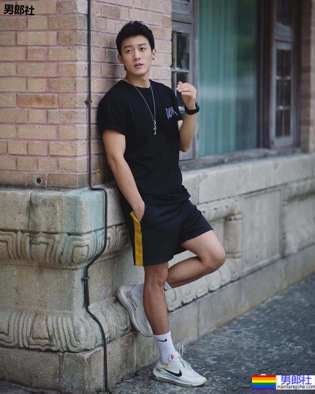 肌肉渣男戚成钢火了!189CM某音长腿男神早期视频被扒,这身子绝了…… - 51虹马 肌肉渣男戚成钢火了!189CM某音长腿男神早期视频被扒,这身子绝了…… - 51虹马