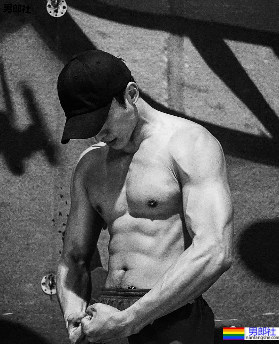 肌肉渣男戚成钢火了!189CM某音长腿男神早期视频被扒,这身子绝了…… - 51虹马 肌肉渣男戚成钢火了!189CM某音长腿男神早期视频被扒,这身子绝了…… - 51虹马