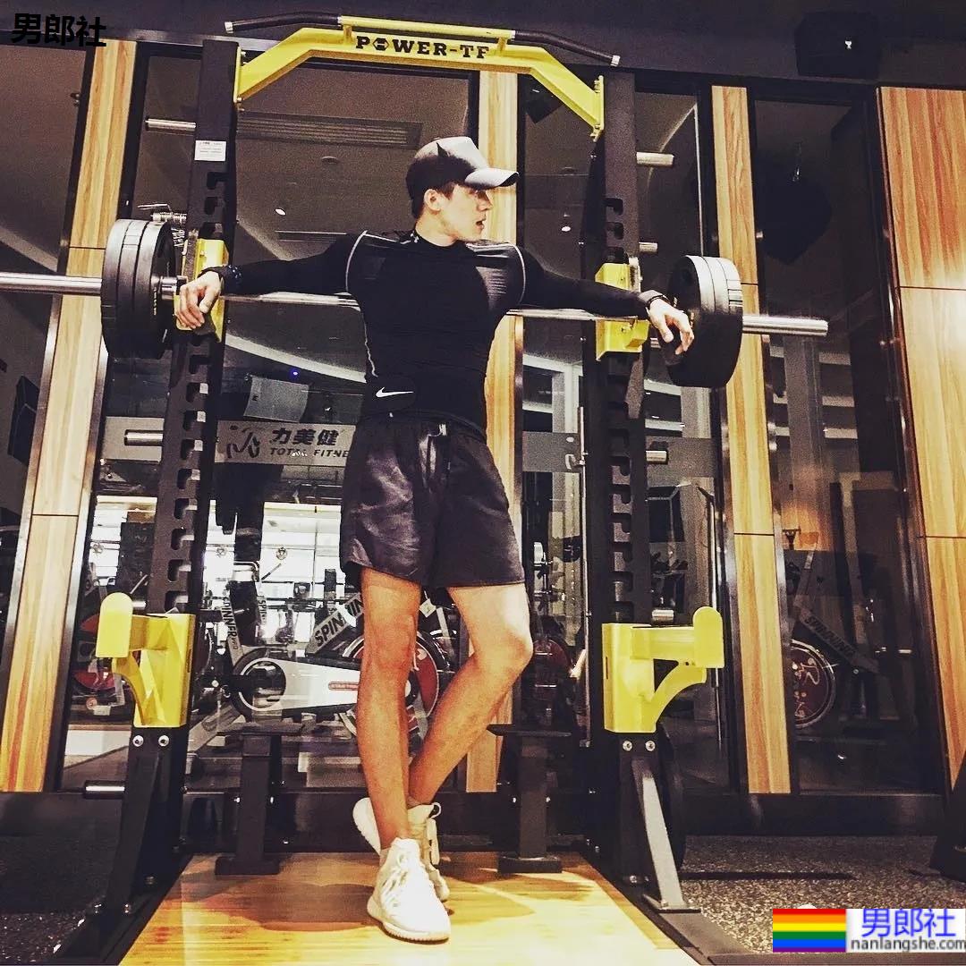 肌肉渣男戚成钢火了!189CM某音长腿男神早期视频被扒,这身子绝了…… - 51虹马 肌肉渣男戚成钢火了!189CM某音长腿男神早期视频被扒,这身子绝了…… - 51虹马