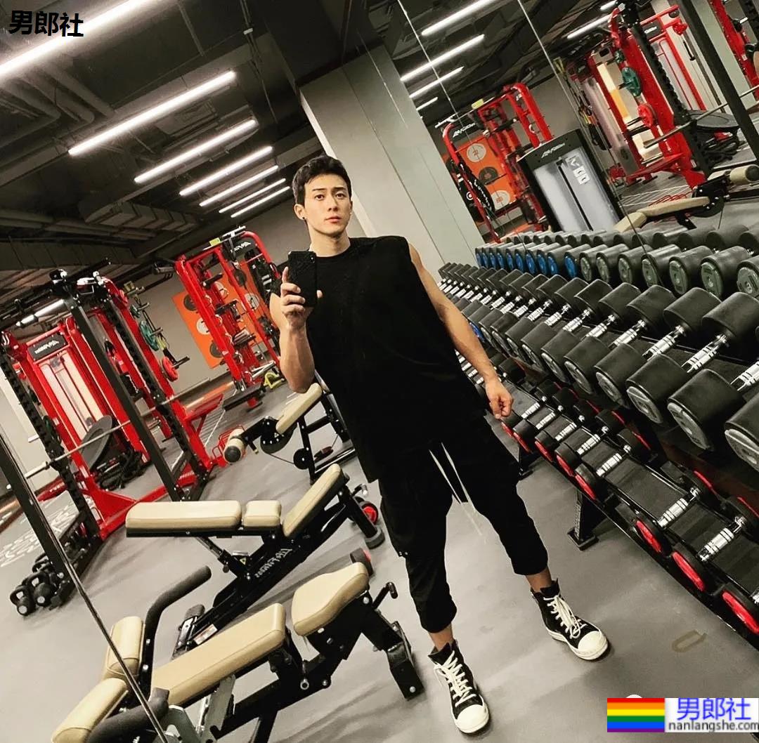 肌肉渣男戚成钢火了!189CM某音长腿男神早期视频被扒,这身子绝了…… - 51虹马 肌肉渣男戚成钢火了!189CM某音长腿男神早期视频被扒,这身子绝了…… - 51虹马