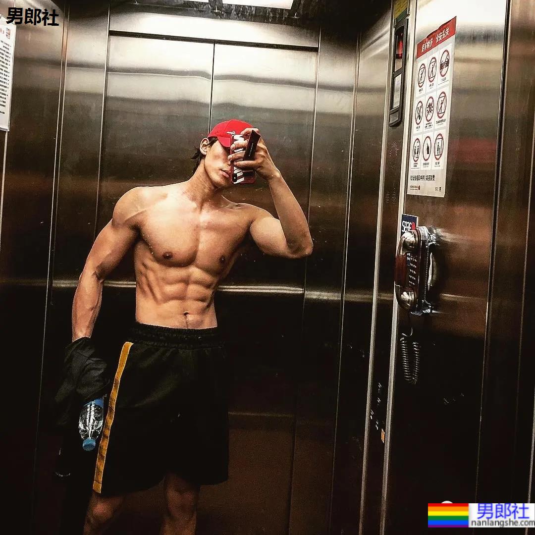 肌肉渣男戚成钢火了!189CM某音长腿男神早期视频被扒,这身子绝了…… - 51虹马 肌肉渣男戚成钢火了!189CM某音长腿男神早期视频被扒,这身子绝了…… - 51虹马