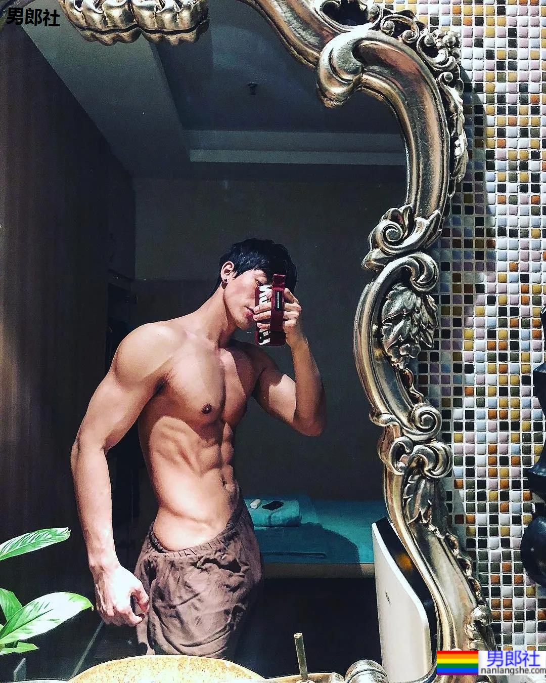 肌肉渣男戚成钢火了!189CM某音长腿男神早期视频被扒,这身子绝了…… - 51虹马 肌肉渣男戚成钢火了!189CM某音长腿男神早期视频被扒,这身子绝了…… - 51虹马