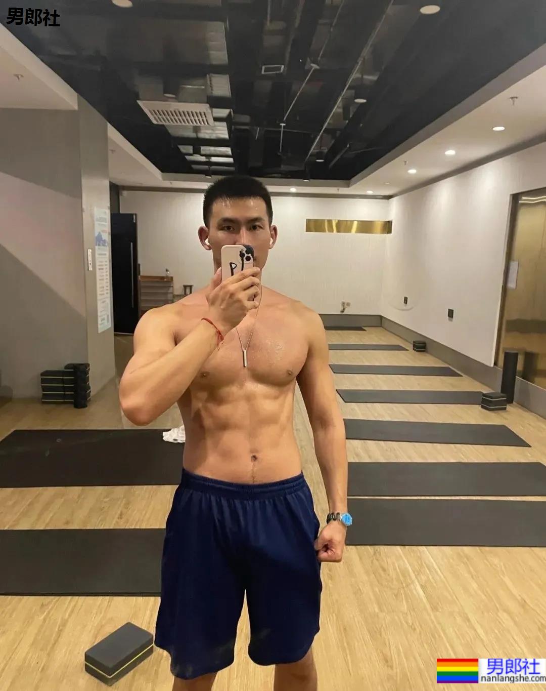 北京肌肉教练爆红推特，参加水上肌肉趴又火了！ - 51虹马