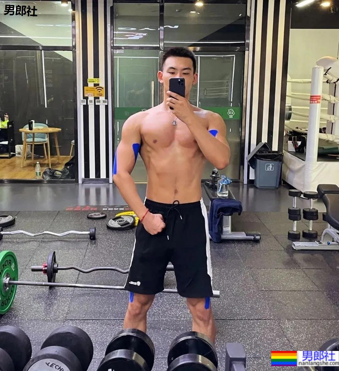 北京肌肉教练爆红推特，参加水上肌肉趴又火了！ - 51虹马