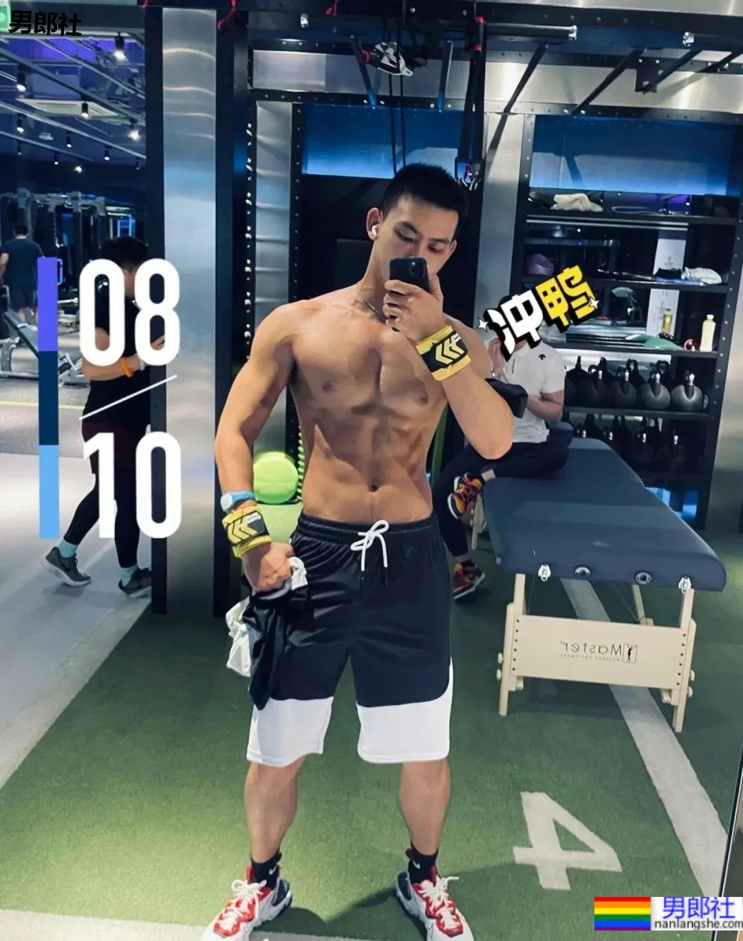 北京肌肉教练爆红推特，参加水上肌肉趴又火了！ - 51虹马