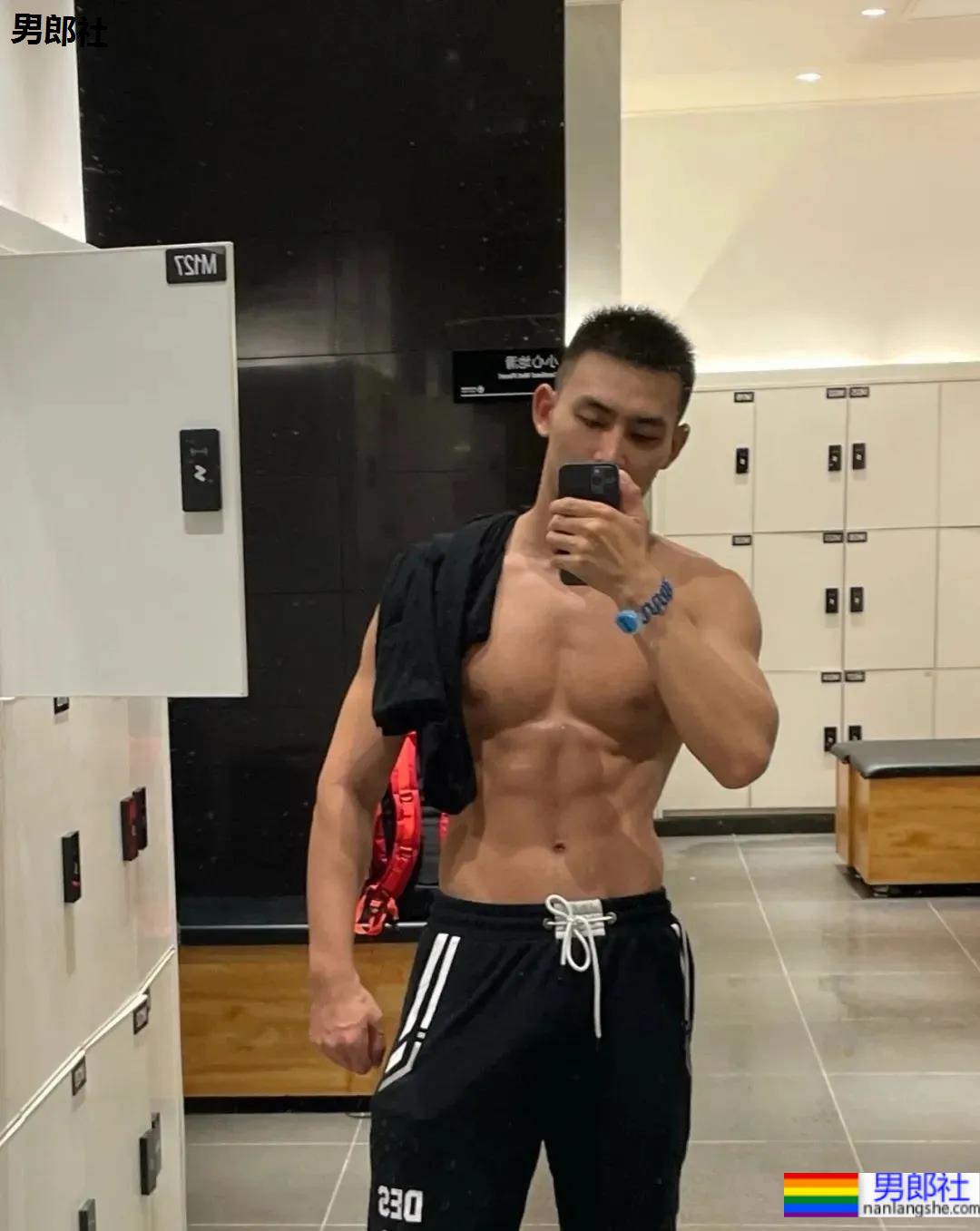 北京肌肉教练爆红推特，参加水上肌肉趴又火了！ - 51虹马