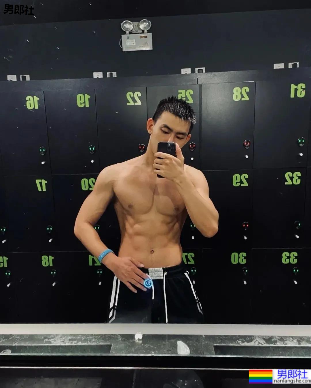 北京肌肉教练爆红推特，参加水上肌肉趴又火了！ - 51虹马