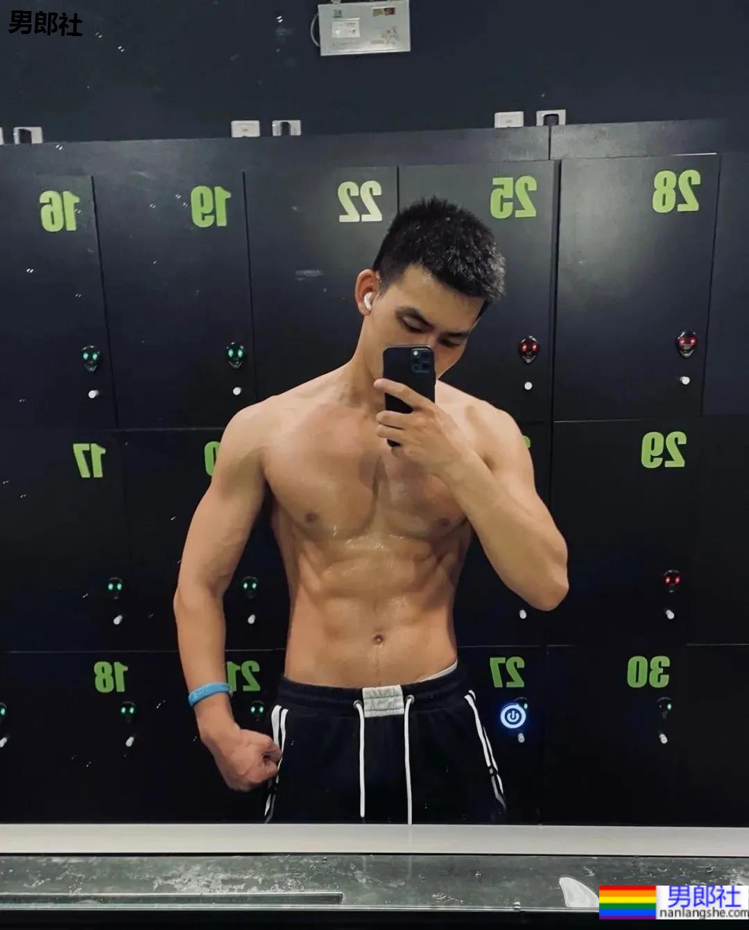 北京肌肉教练爆红推特，参加水上肌肉趴又火了！ - 51虹马