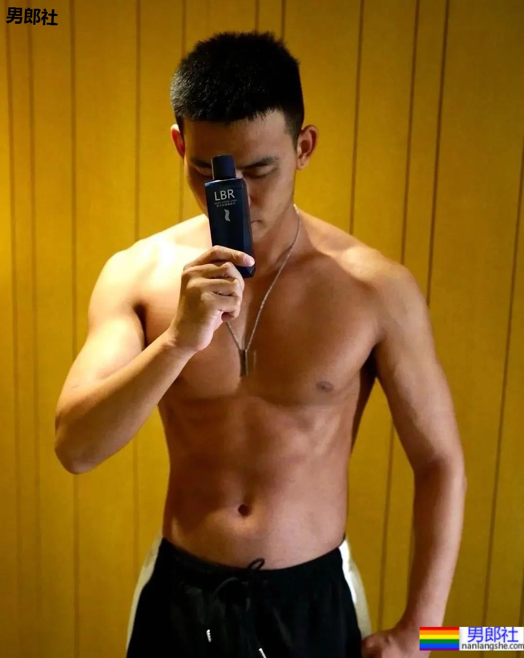 北京肌肉教练爆红推特，参加水上肌肉趴又火了！ - 51虹马