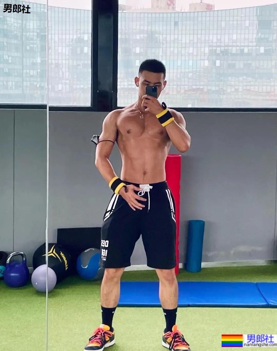 北京肌肉教练爆红推特，参加水上肌肉趴又火了！ - 51虹马