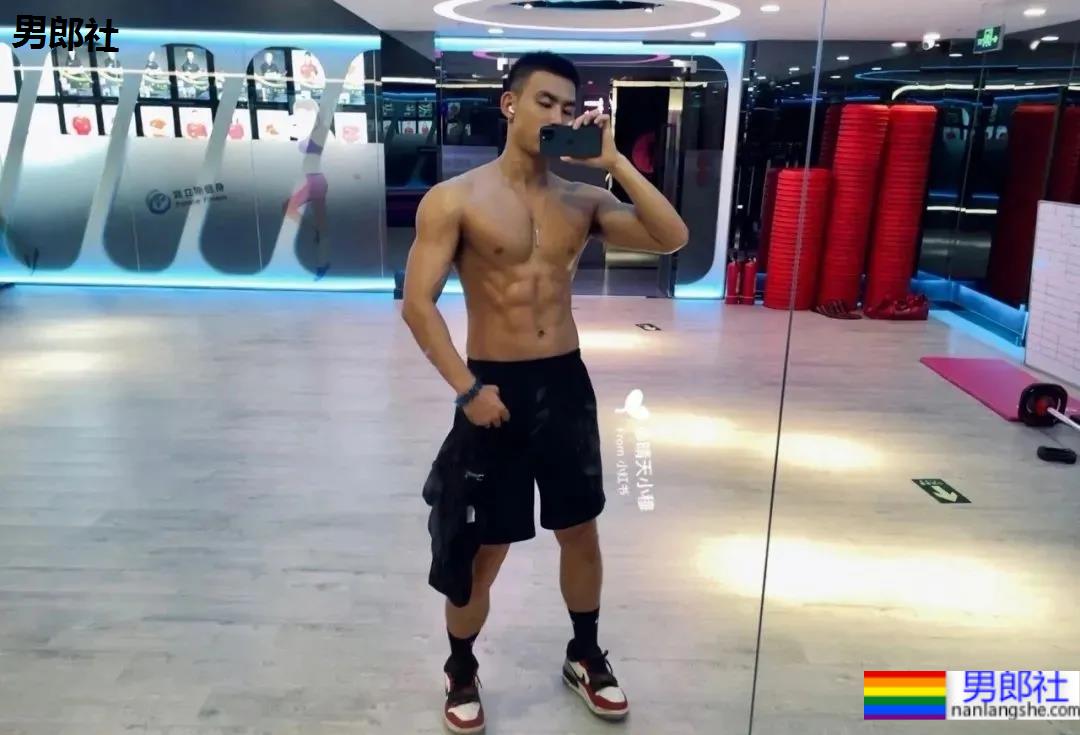 北京肌肉教练爆红推特，参加水上肌肉趴又火了！ - 51虹马