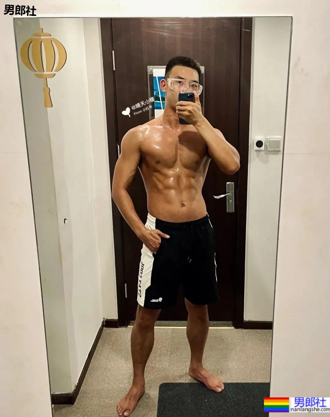 北京肌肉教练爆红推特，参加水上肌肉趴又火了！ - 51虹马