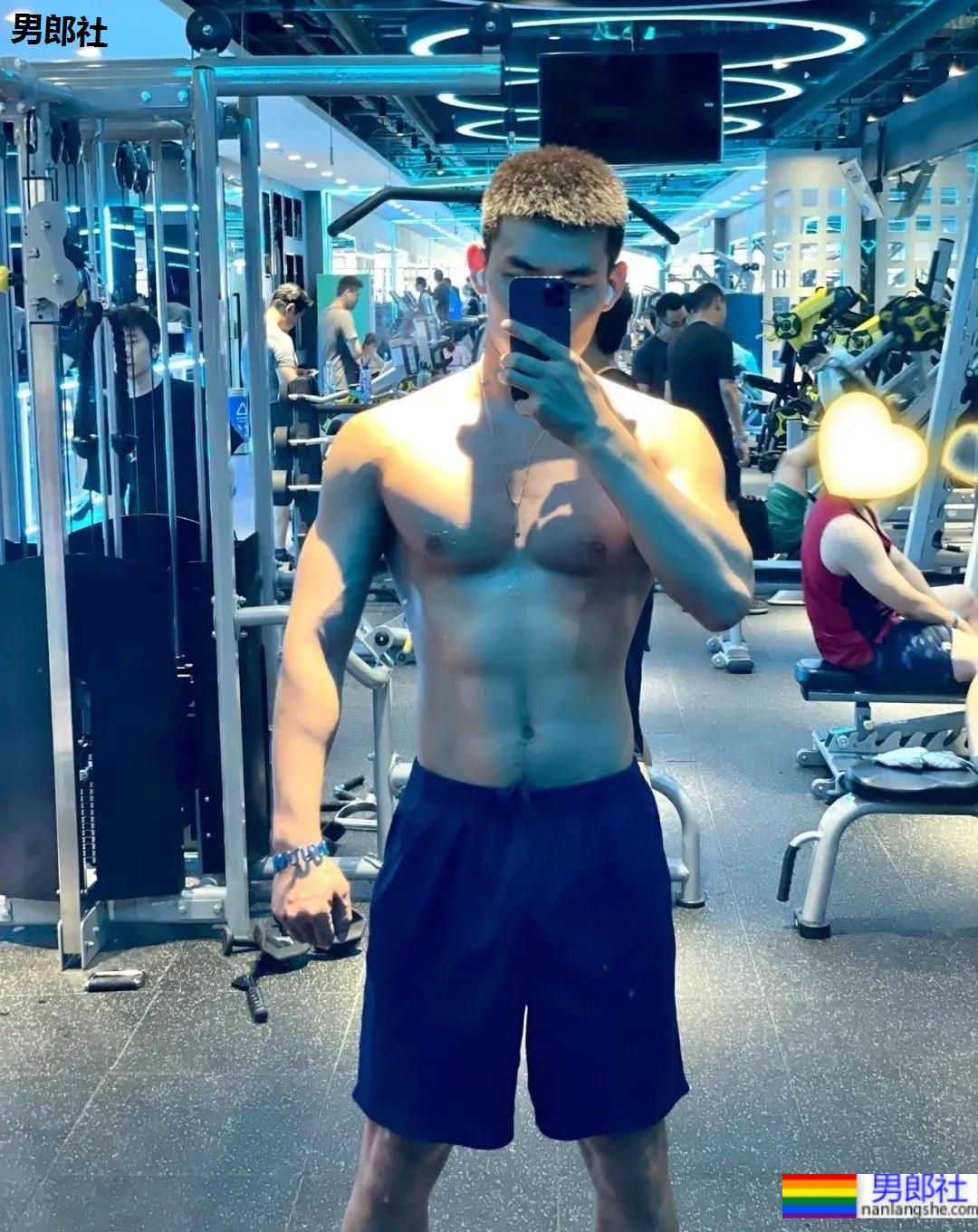 北京肌肉教练爆红推特，参加水上肌肉趴又火了！ - 51虹马