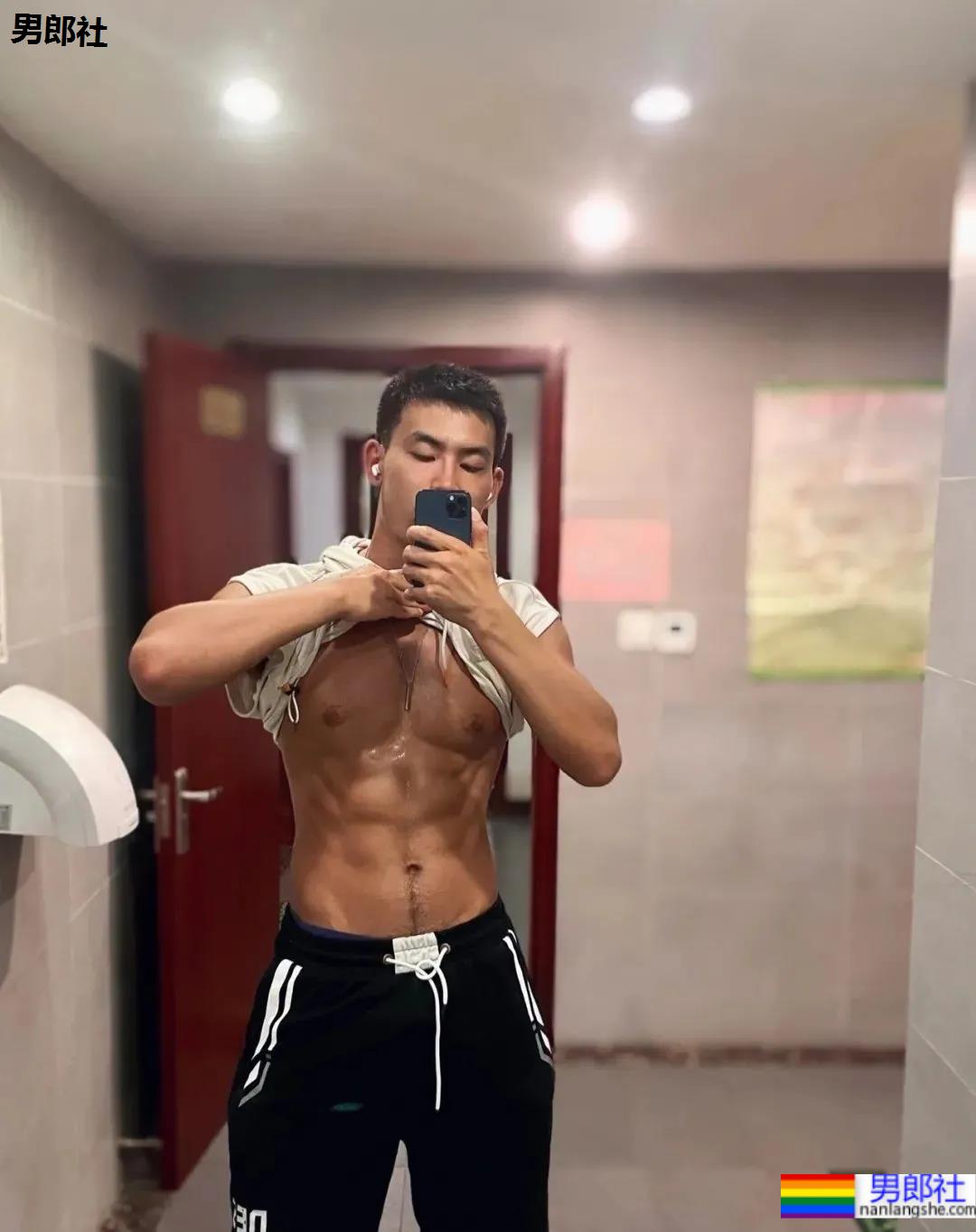 北京肌肉教练爆红推特，参加水上肌肉趴又火了！ - 51虹马