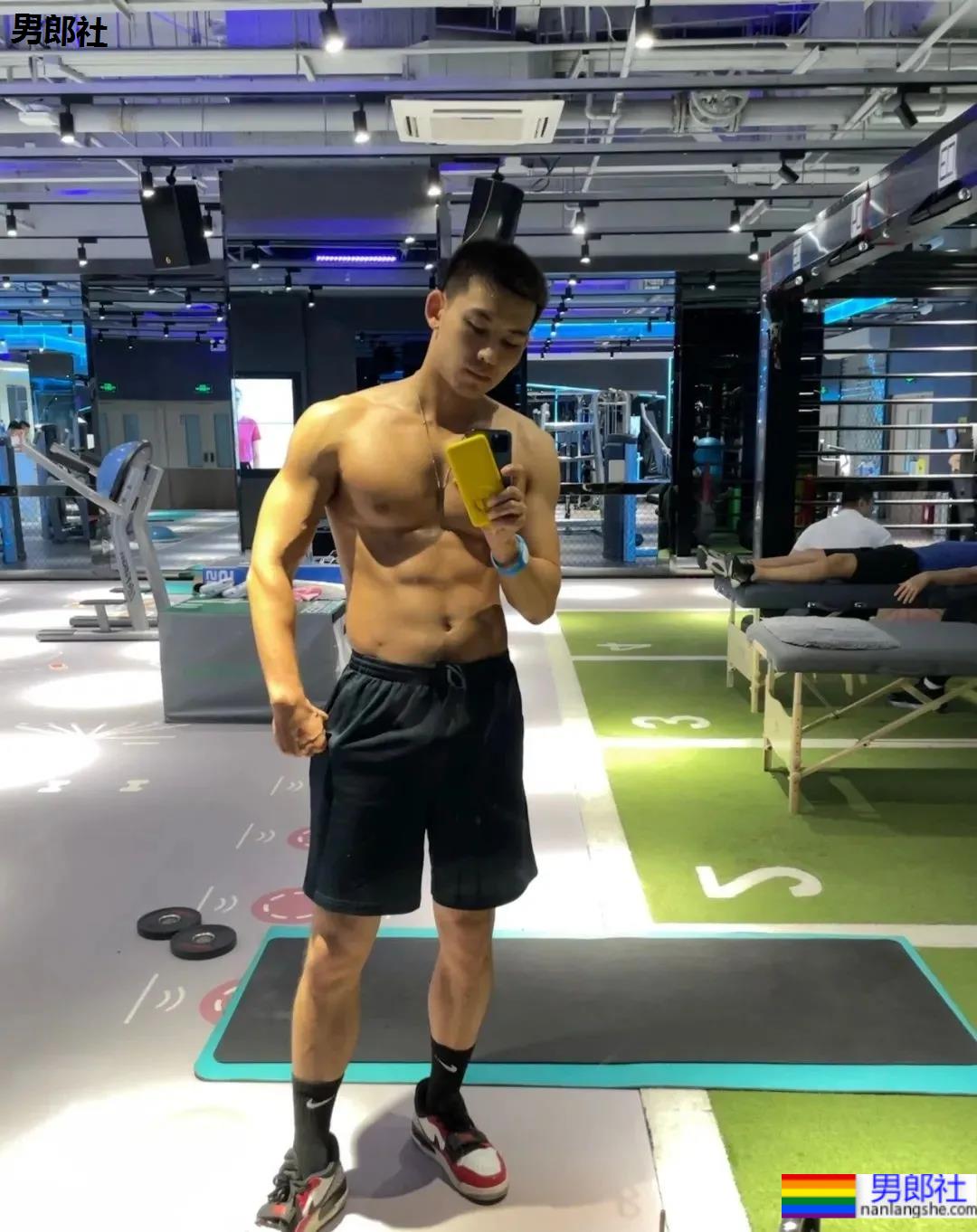 北京肌肉教练爆红推特，参加水上肌肉趴又火了！ - 51虹马