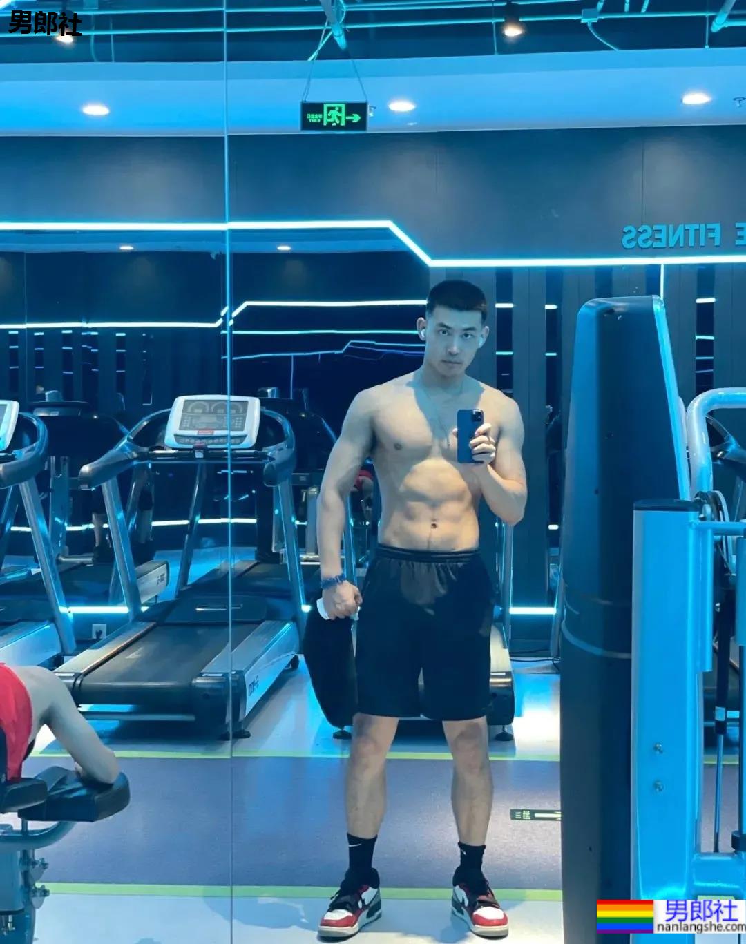 北京肌肉教练爆红推特，参加水上肌肉趴又火了！ - 51虹马