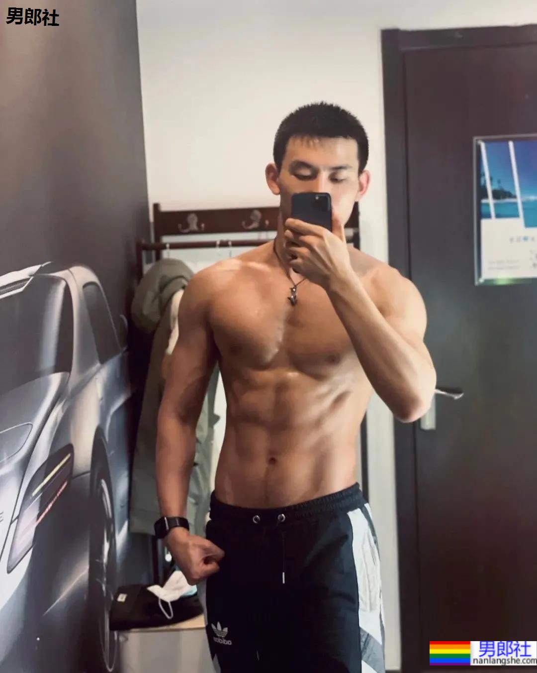 北京肌肉教练爆红推特，参加水上肌肉趴又火了！ - 51虹马