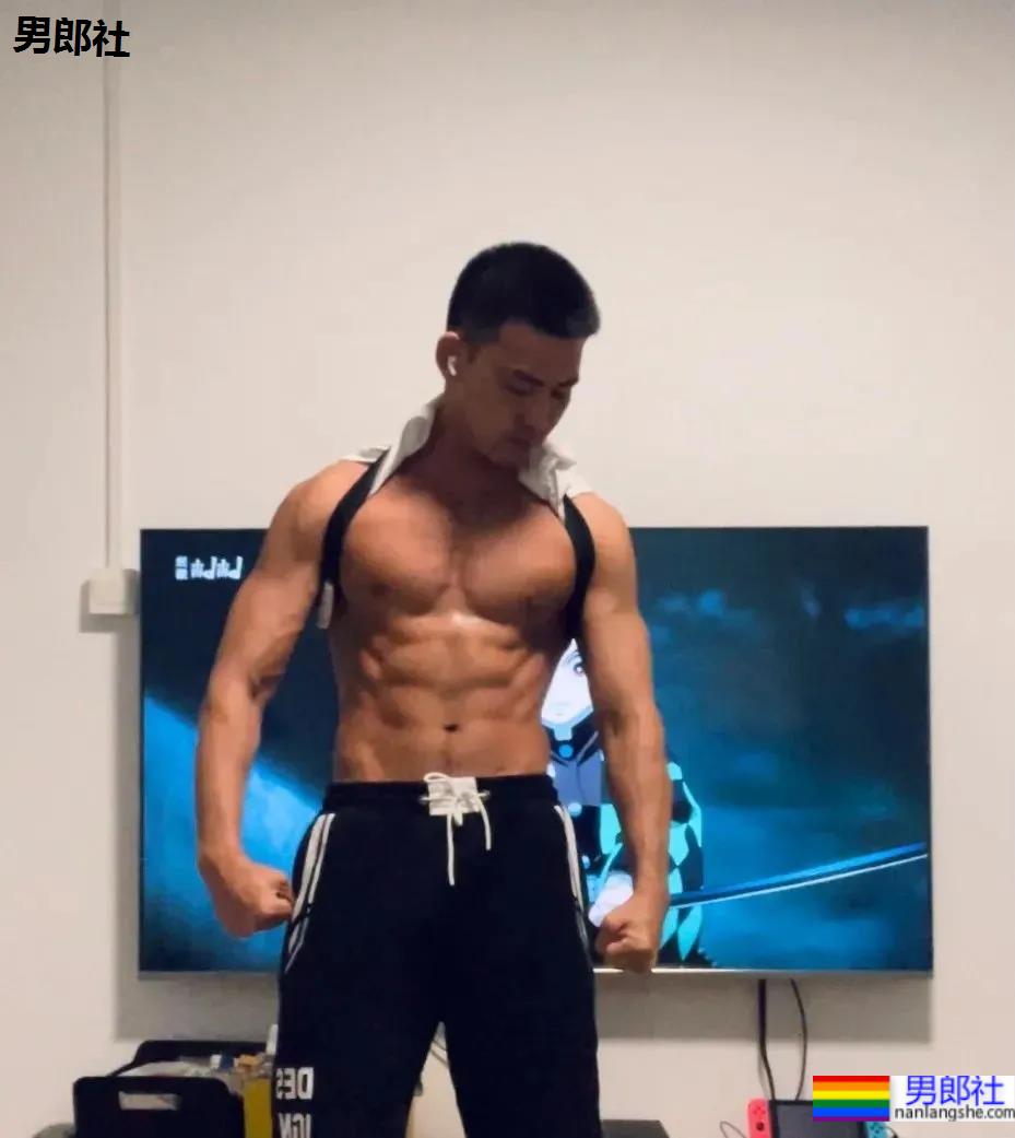 北京肌肉教练爆红推特，参加水上肌肉趴又火了！ - 51虹马