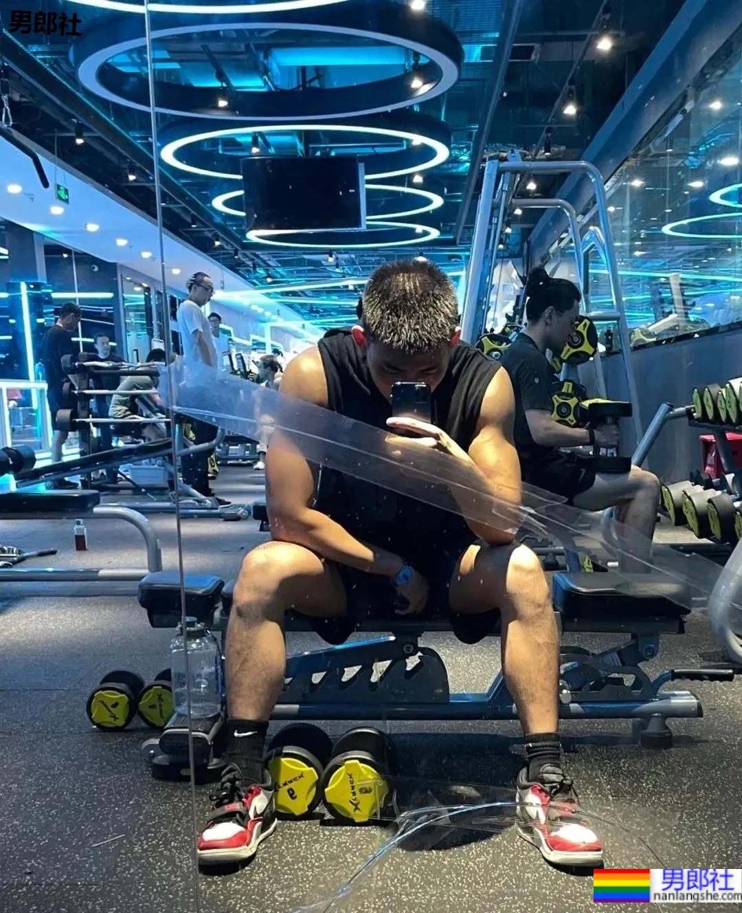 北京肌肉教练爆红推特，参加水上肌肉趴又火了！ - 51虹马