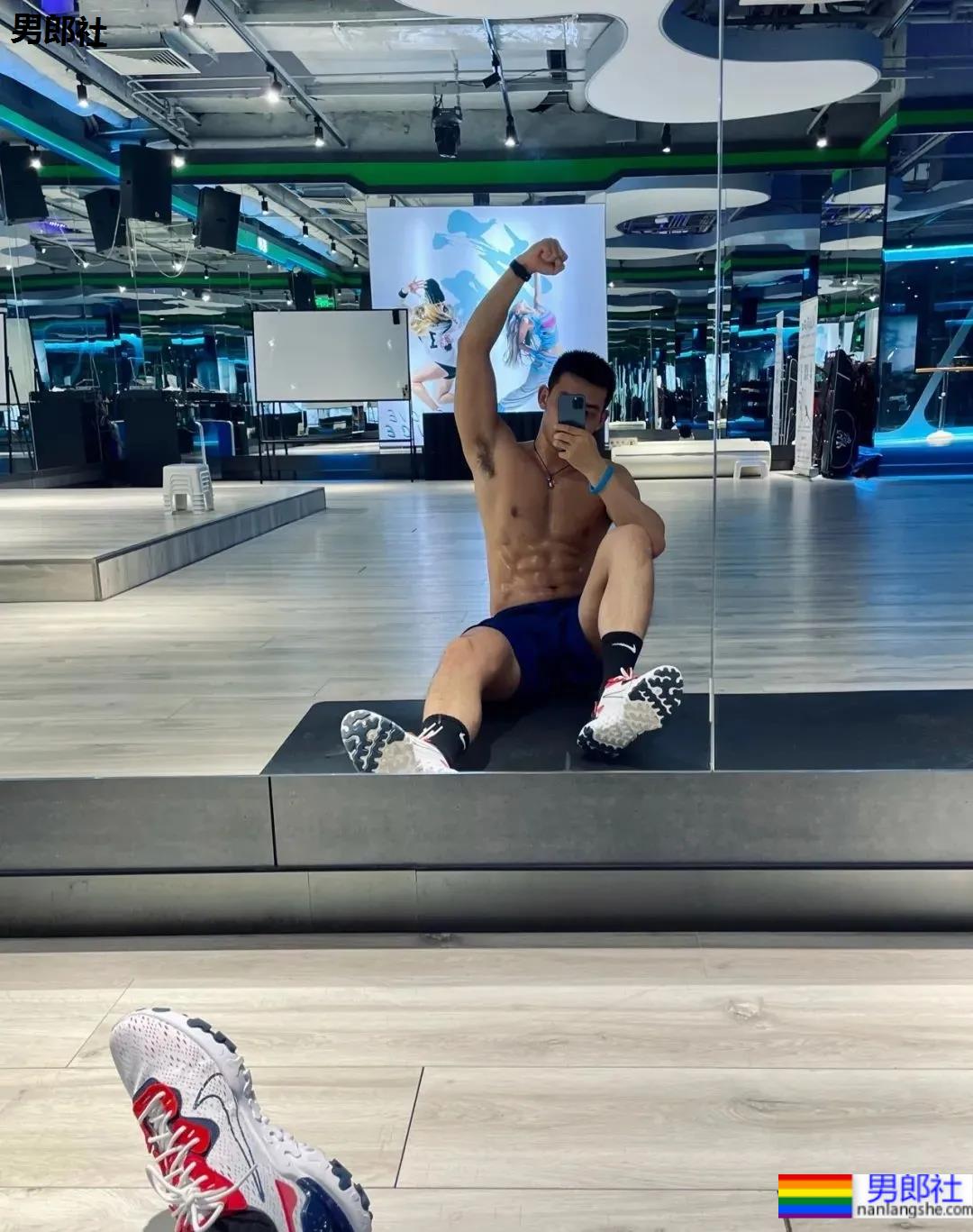 北京肌肉教练爆红推特，参加水上肌肉趴又火了！ - 51虹马