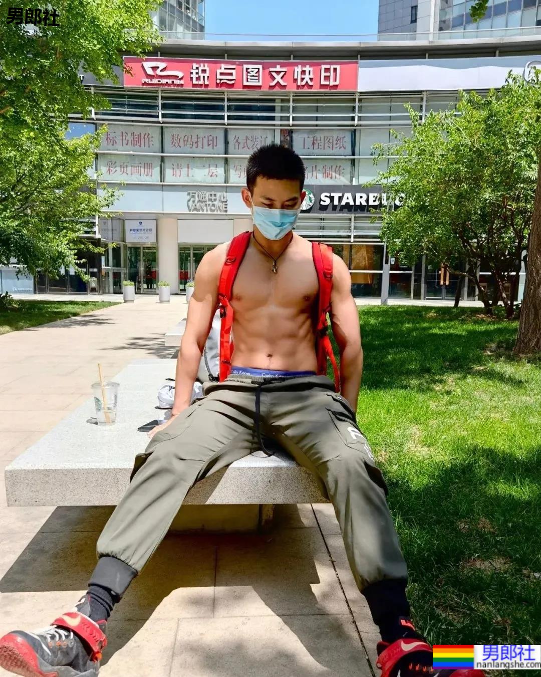 北京肌肉教练爆红推特，参加水上肌肉趴又火了！ - 51虹马