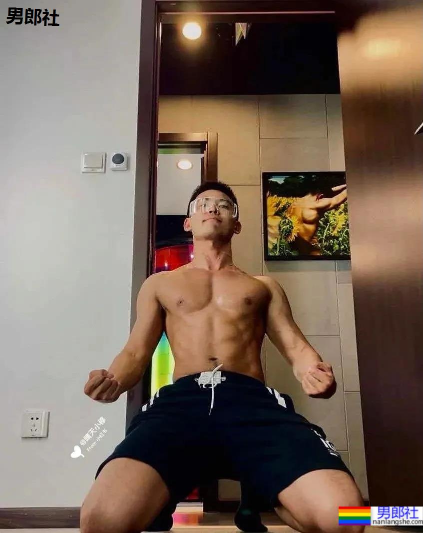 北京肌肉教练爆红推特，参加水上肌肉趴又火了！ - 51虹马