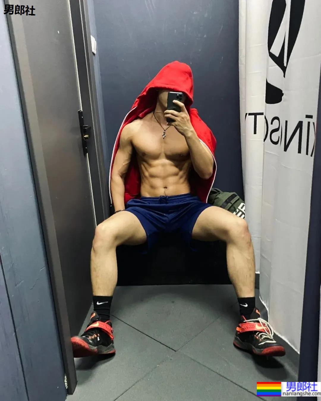 北京肌肉教练爆红推特，参加水上肌肉趴又火了！ - 51虹马