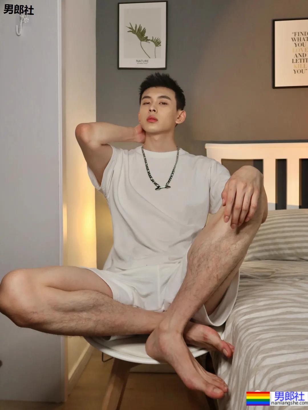 00后大长腿清秀小哥，这颜值像极了初恋的模样！-51虹马