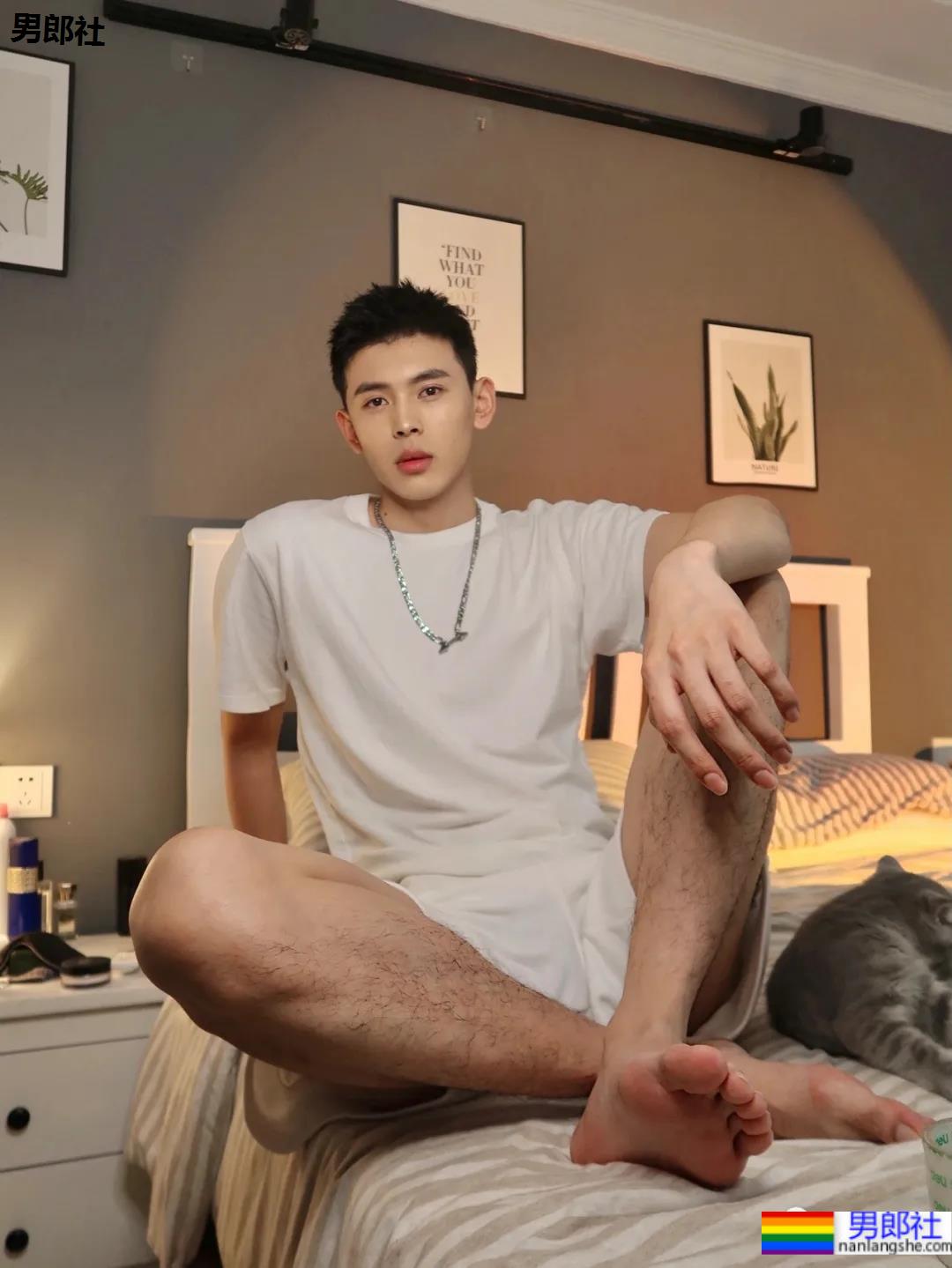 00后大长腿清秀小哥，这颜值像极了初恋的模样！ - 51虹马