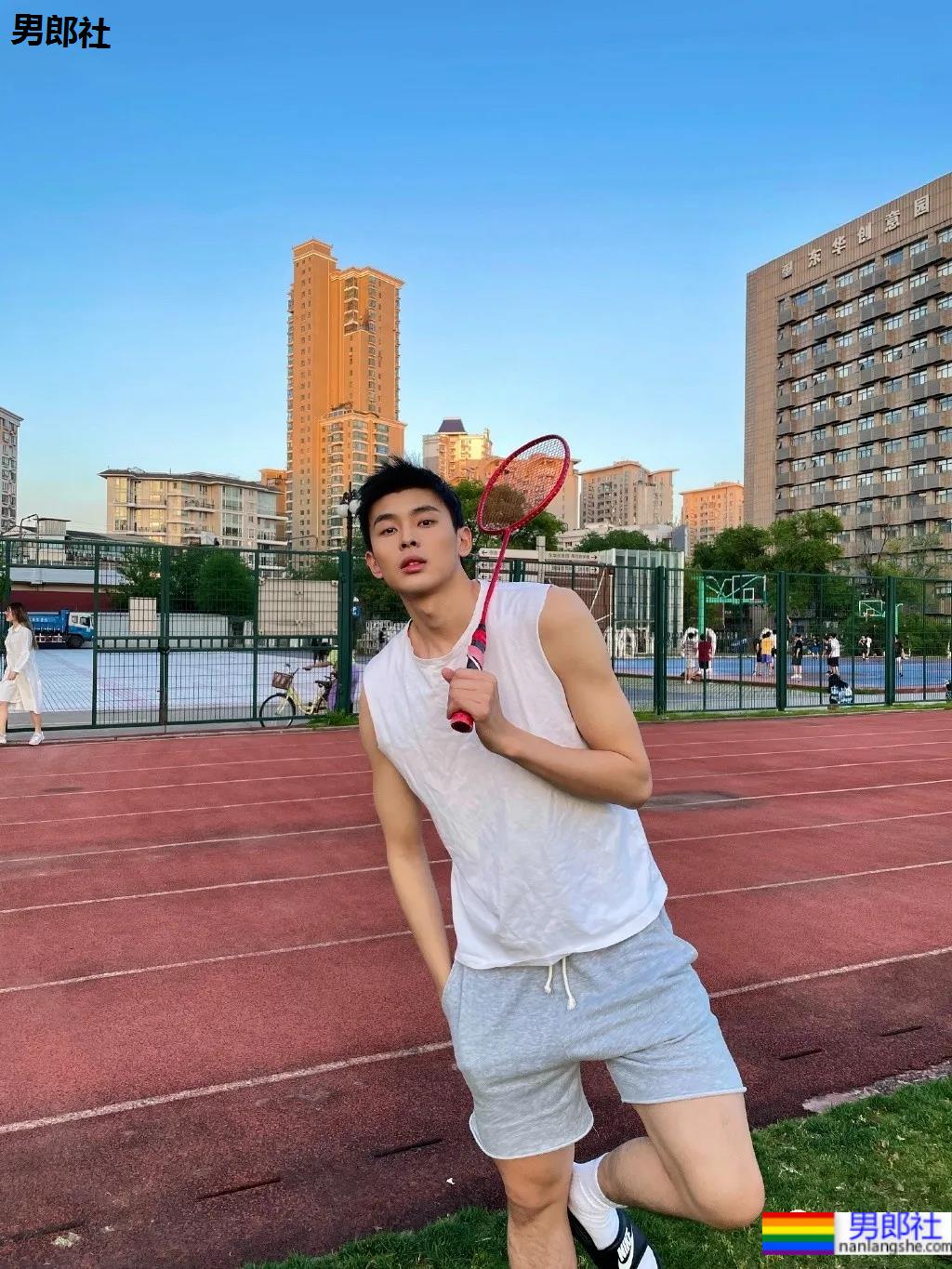 00后大长腿清秀小哥，这颜值像极了初恋的模样！ - 51虹马