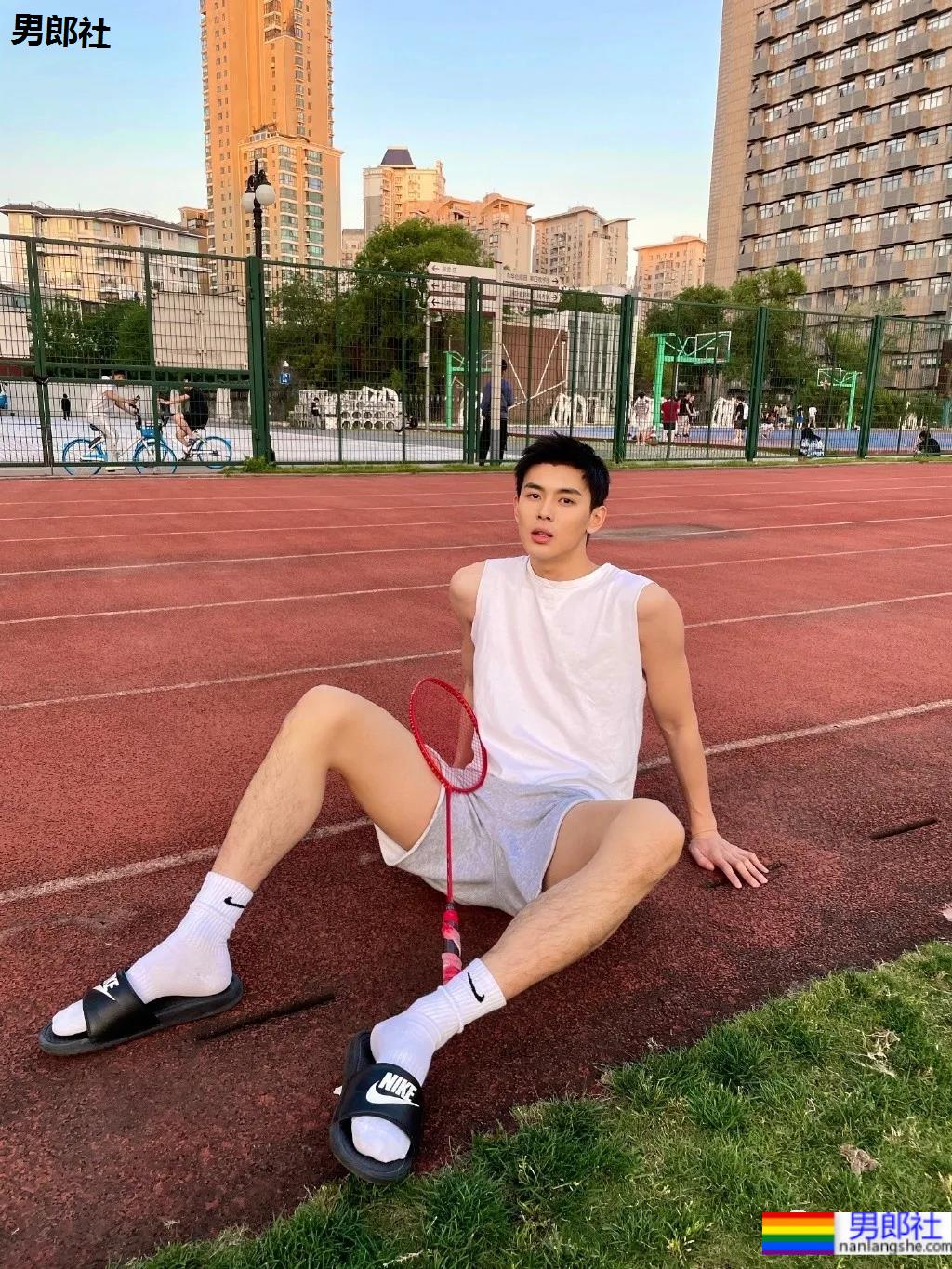 00后大长腿清秀小哥，这颜值像极了初恋的模样！ - 51虹马