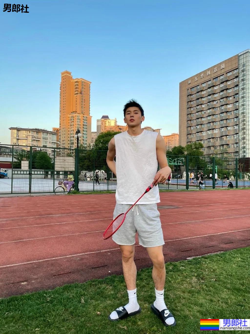 00后大长腿清秀小哥，这颜值像极了初恋的模样！ - 51虹马