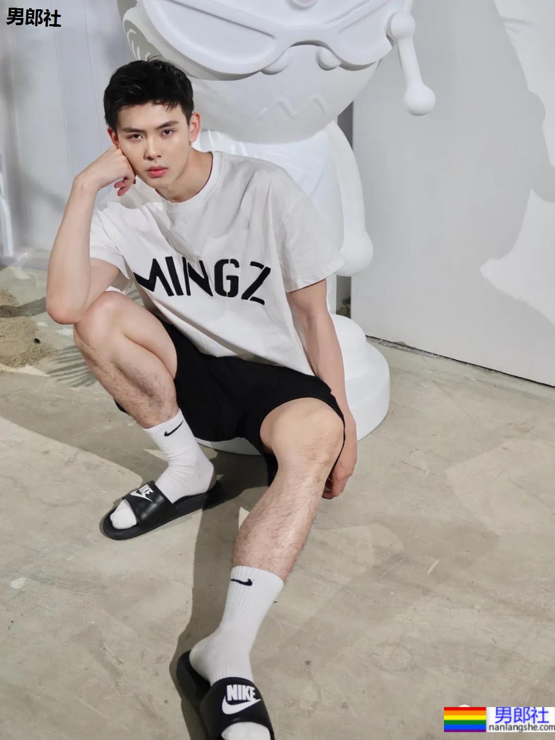 00后大长腿清秀小哥，这颜值像极了初恋的模样！ - 51虹马