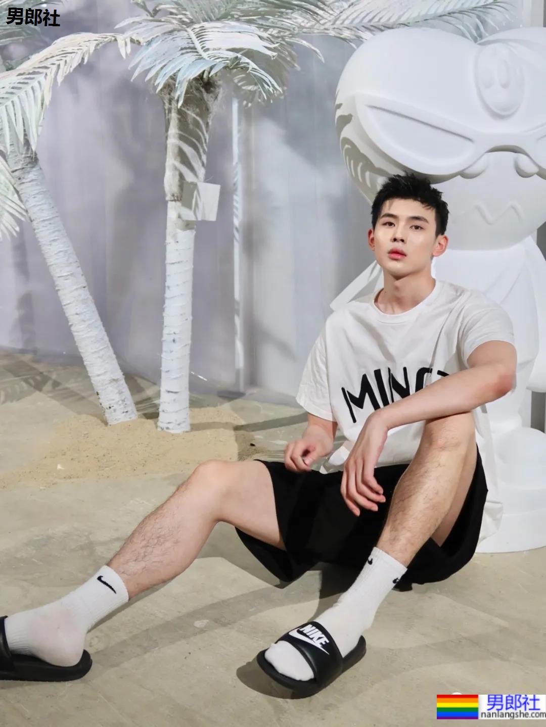 00后大长腿清秀小哥，这颜值像极了初恋的模样！ - 51虹马