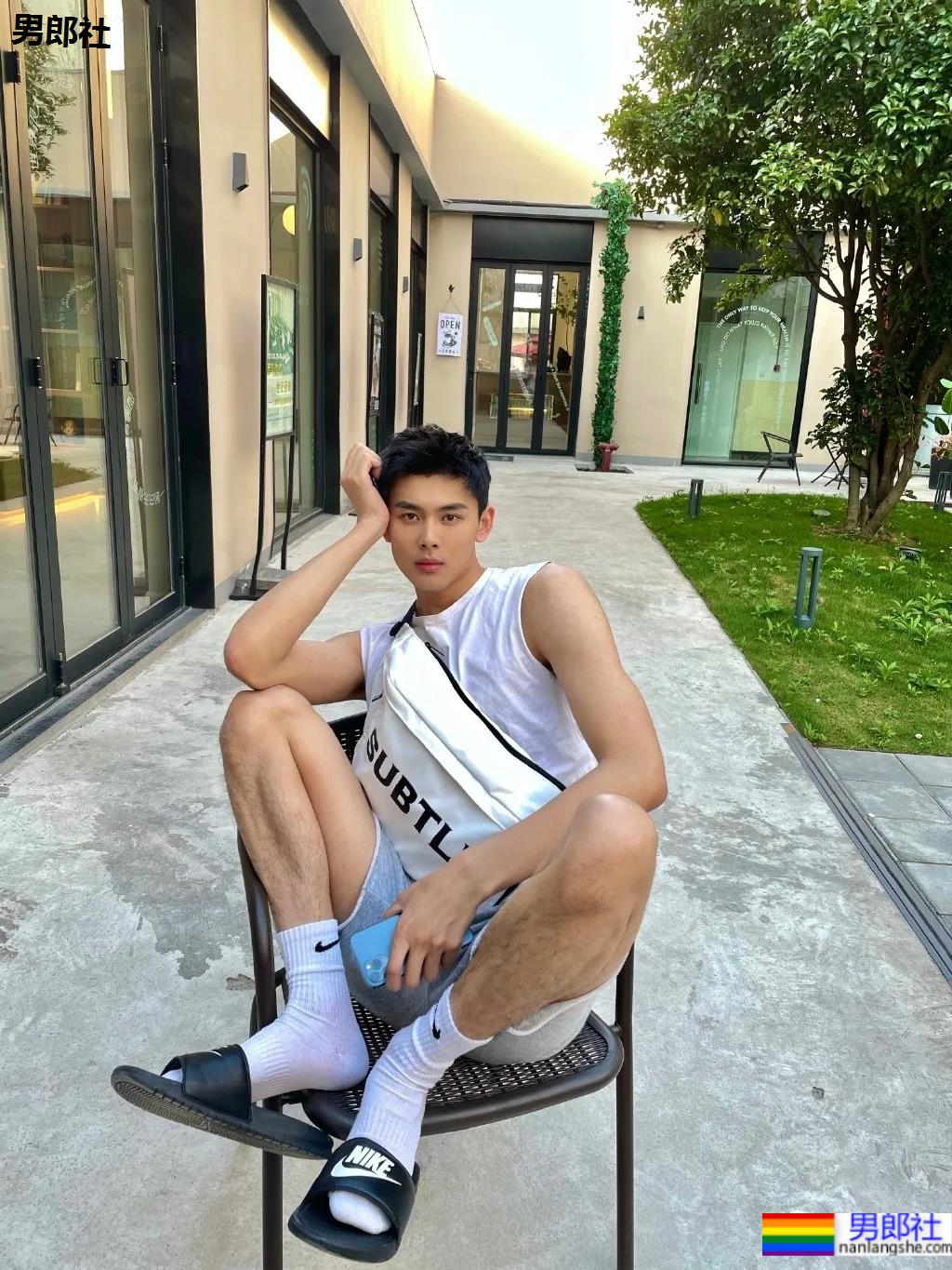 00后大长腿清秀小哥，这颜值像极了初恋的模样！ - 51虹马