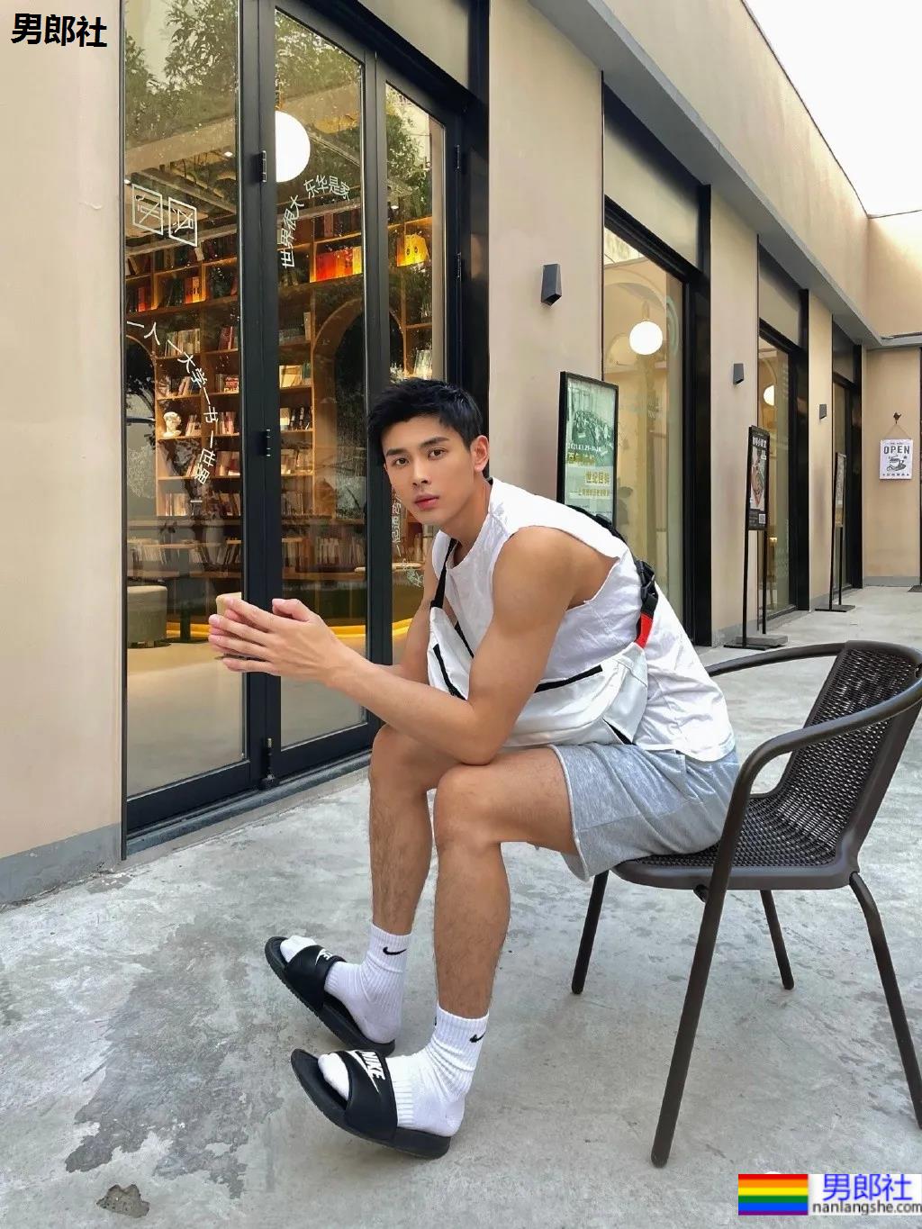 00后大长腿清秀小哥，这颜值像极了初恋的模样！ - 51虹马