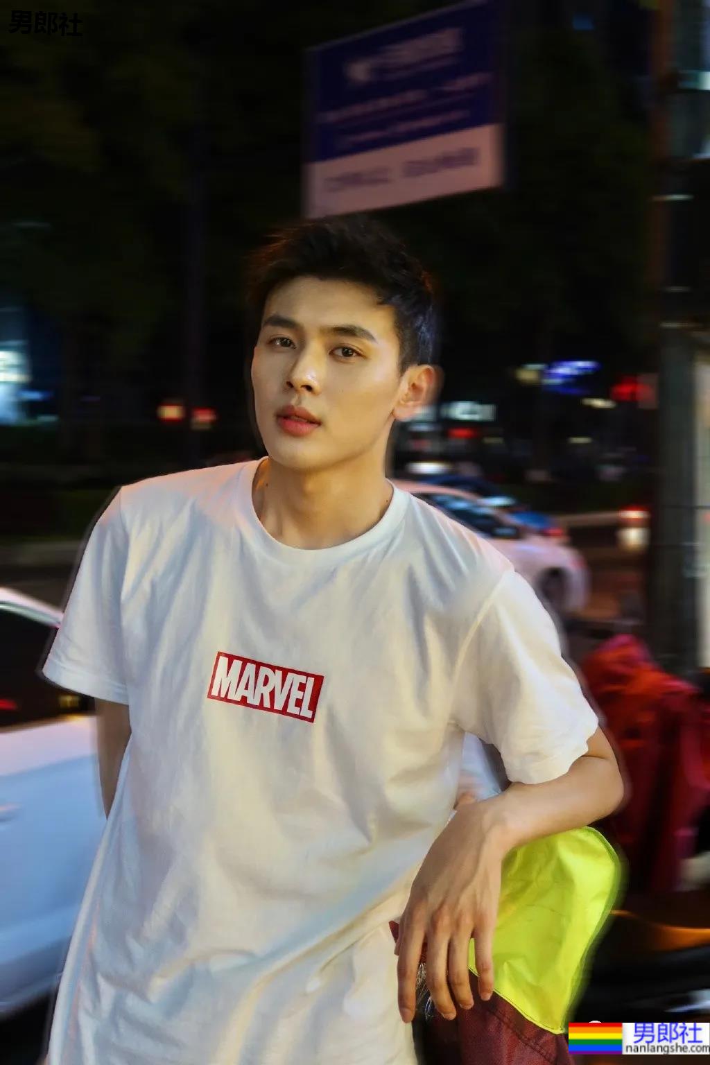 00后大长腿清秀小哥，这颜值像极了初恋的模样！ - 51虹马