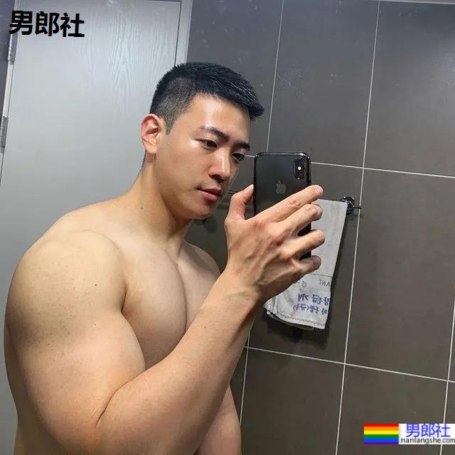 正装肌肉小哥引发舔屏,曾经的“素人整容模板”身材好成这样了! - 51虹马 正装肌肉小哥引发舔屏,曾经的“素人整容模板”身材好成这样了! - 51虹马