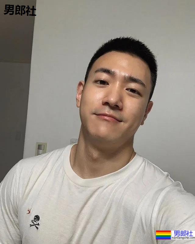 正装肌肉小哥引发舔屏,曾经的“素人整容模板”身材好成这样了! - 51虹马 正装肌肉小哥引发舔屏,曾经的“素人整容模板”身材好成这样了! - 51虹马